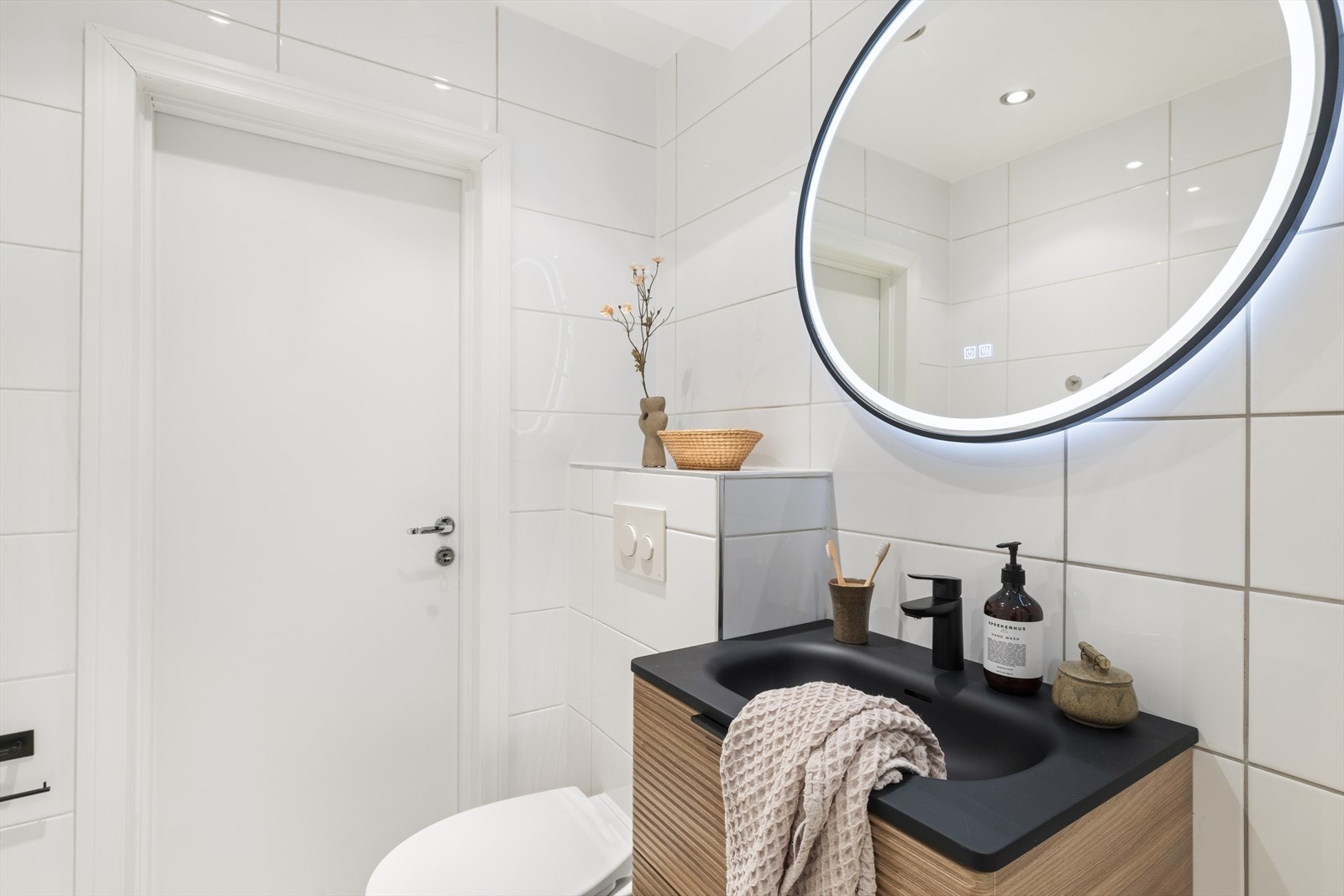 Badet ble oppgradert med ny innredning, speil og dusjdører i 2026 Galleribilde