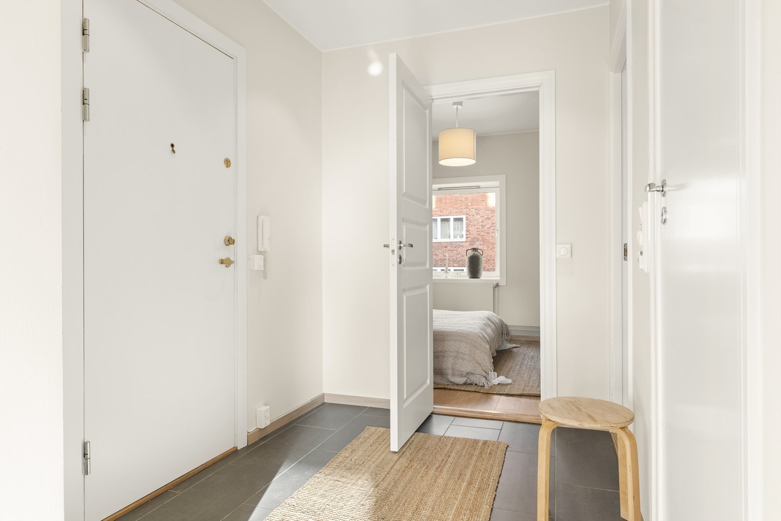 Flislagt entré. Fyring og varmtvann (fjernvarme) og fiber internett er inkl. i felleskostnader Galleribilde