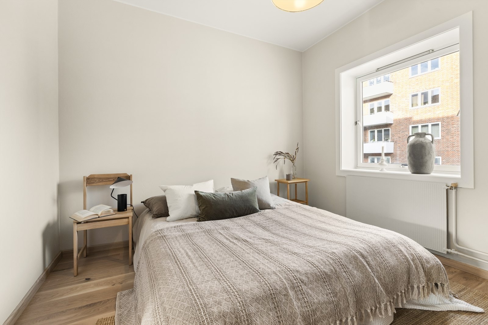 Romslig hovedsoverom. Begge soverom vender nord mot Flintoes gate Galleribilde