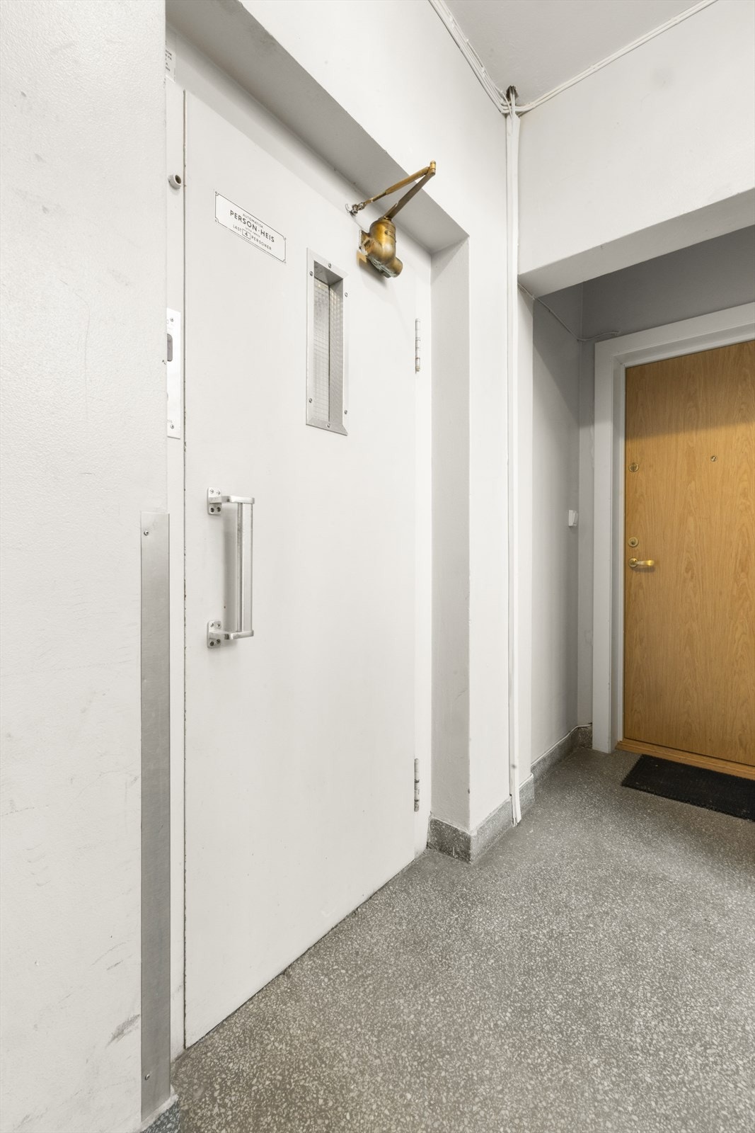 Heis som går fra kjeller og opp til leilighetsplan Galleribilde