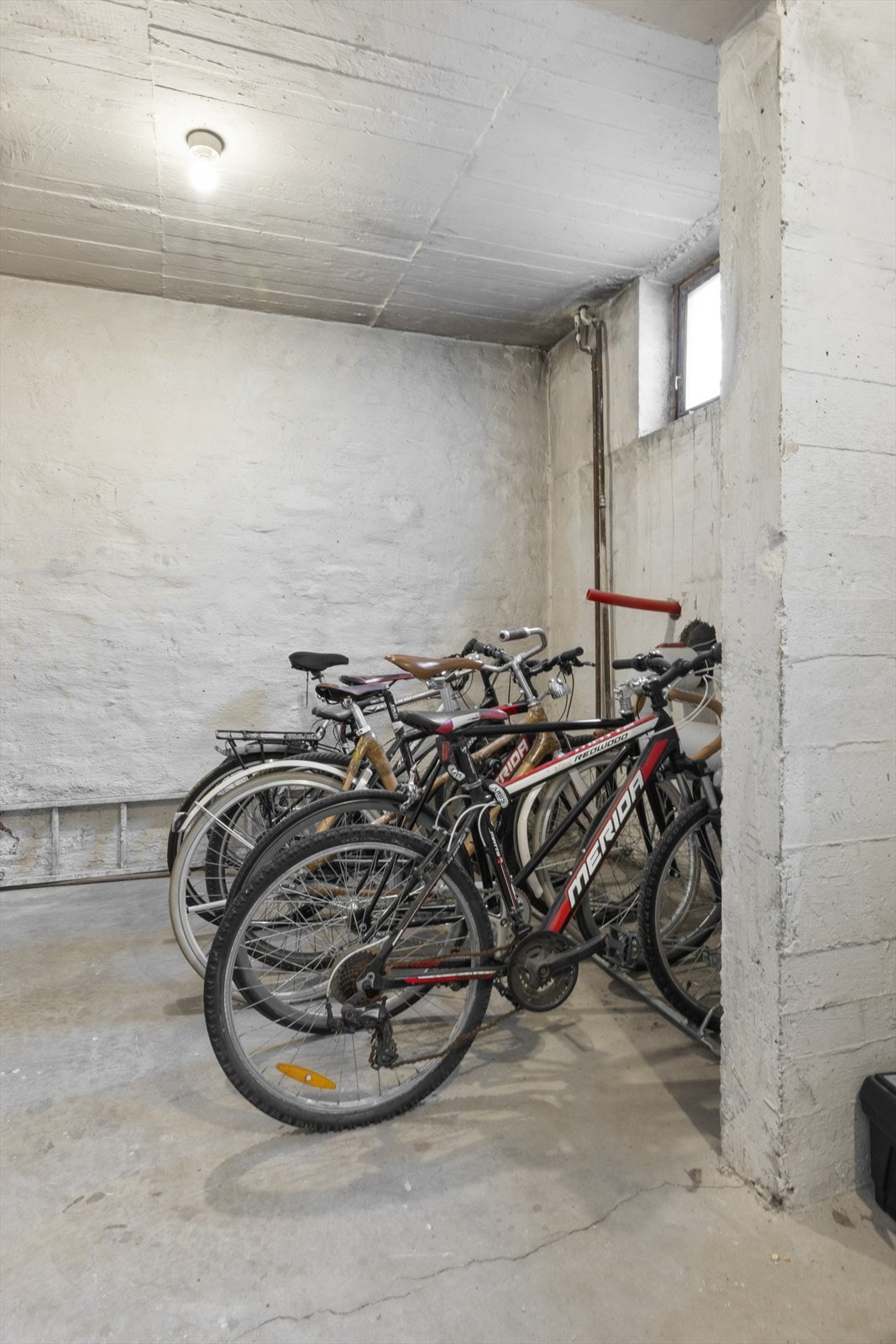 Medfølger både kjellerbod og loftsbod, samt felles sportsbod og fellesvaskeri Galleribilde