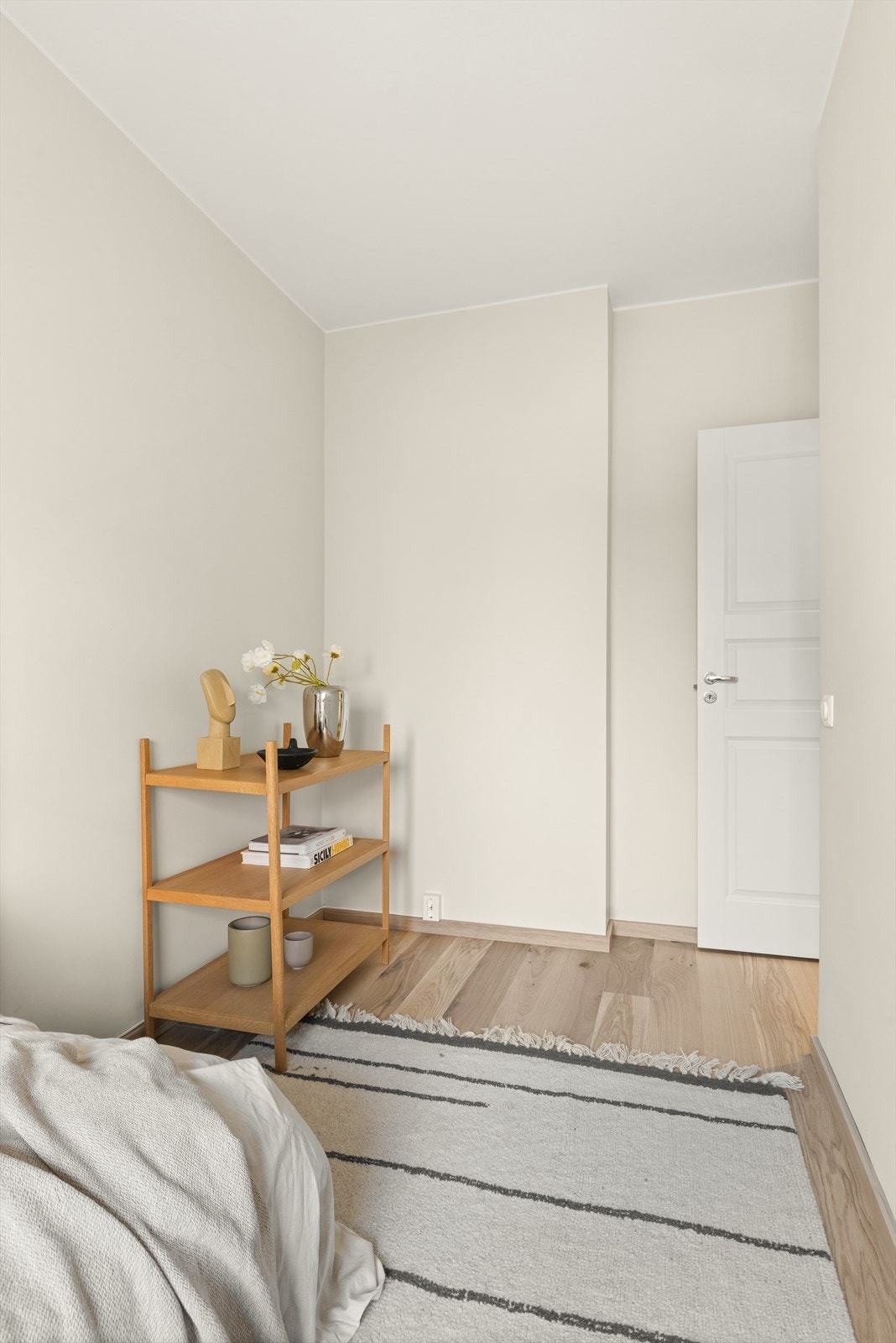 Soverom 2. Hele leiligheten ble malt opp i 2026 Galleribilde