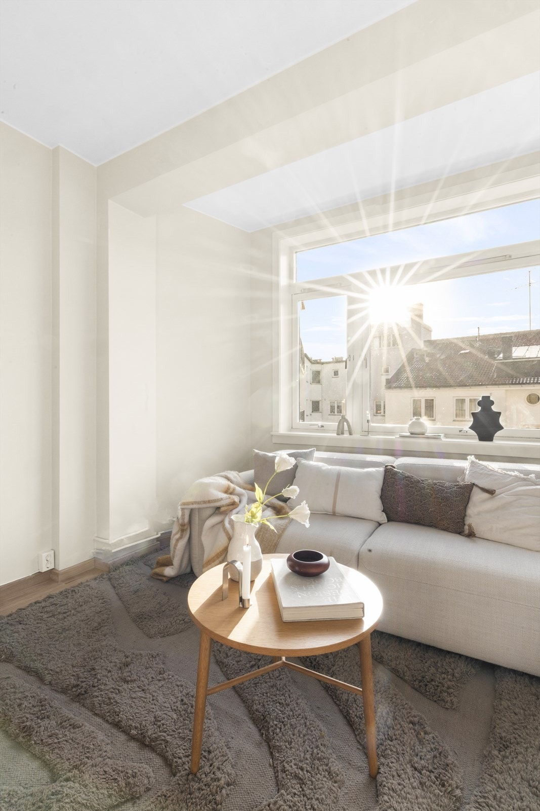 Gjennomgående leilighet med stuevindu mot syd og begge soverom mot nord Galleribilde