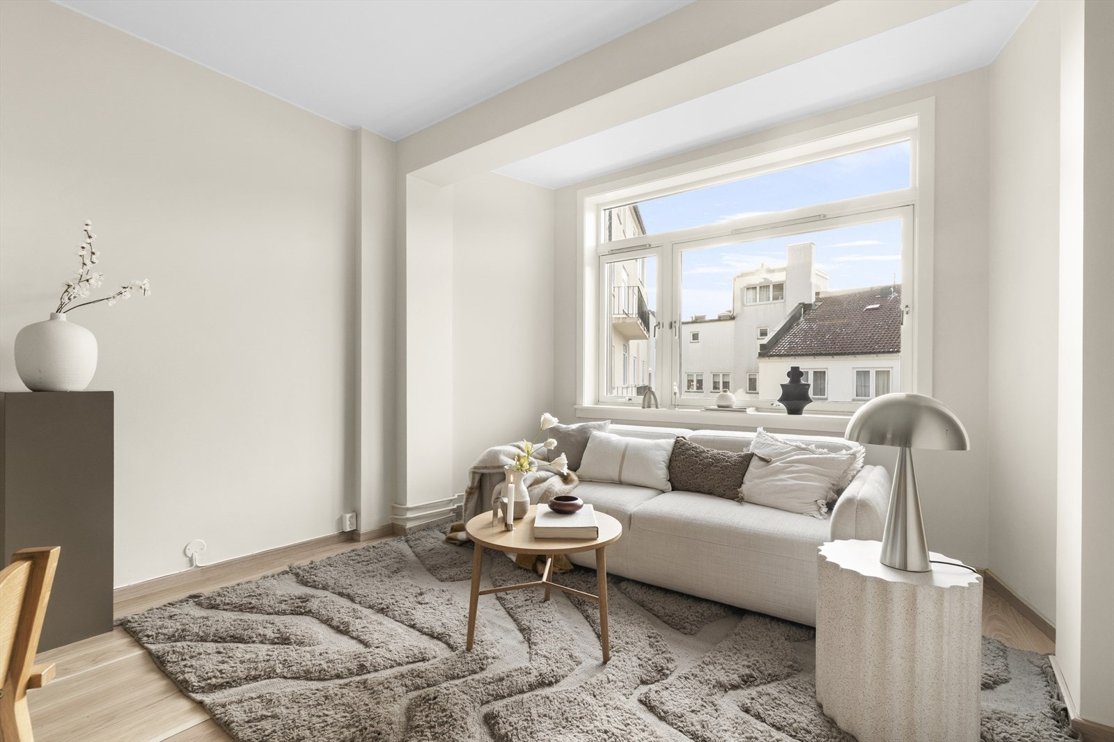 Romslig stue med plass til både sitteplass og spisebord Galleribilde