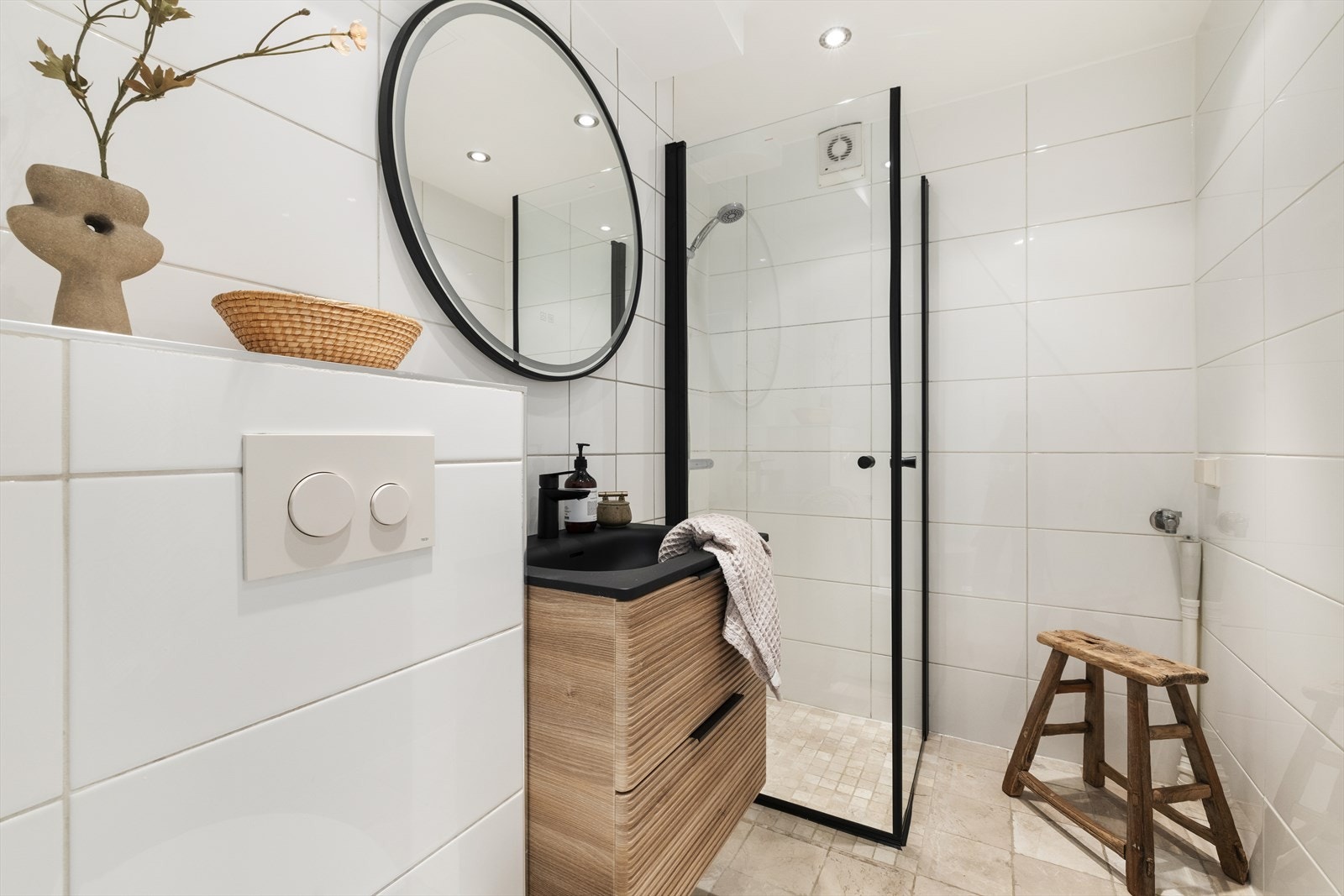 Pent flislagt bad fra 2012 med varmekabler og opplegg for vaskemaskin Galleribilde