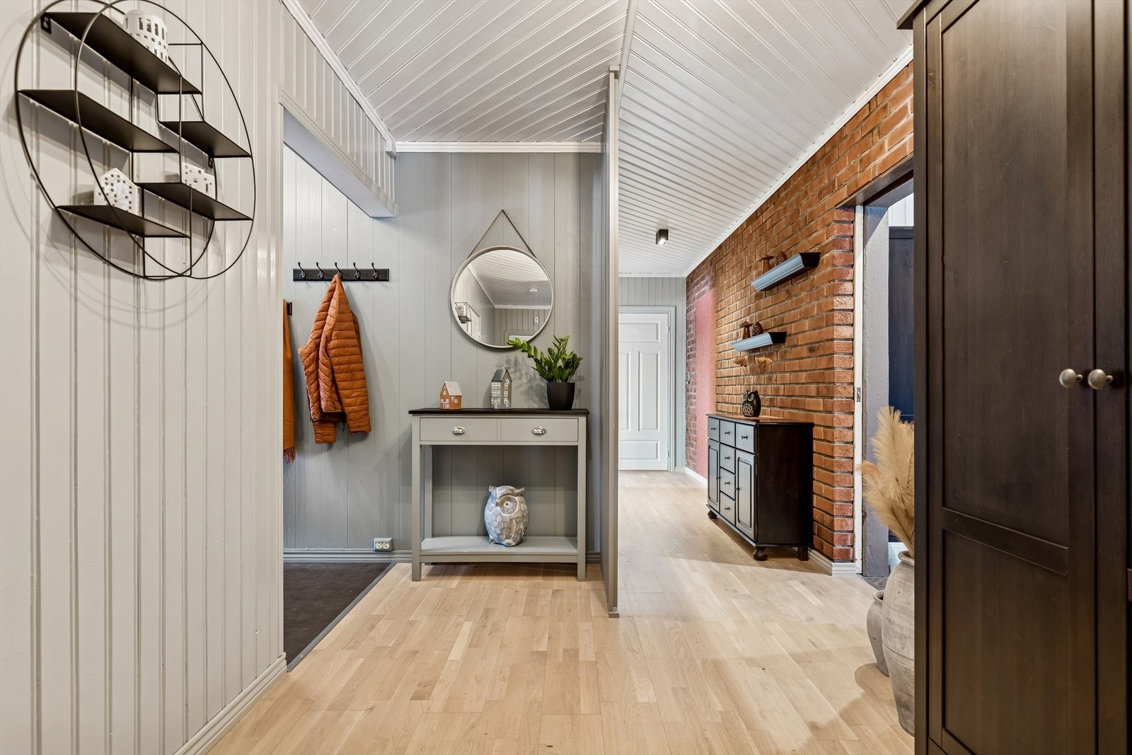 Entréen gir et godt førsteinntrykk og har plass til oppbevaring av yttertøy. Galleribilde