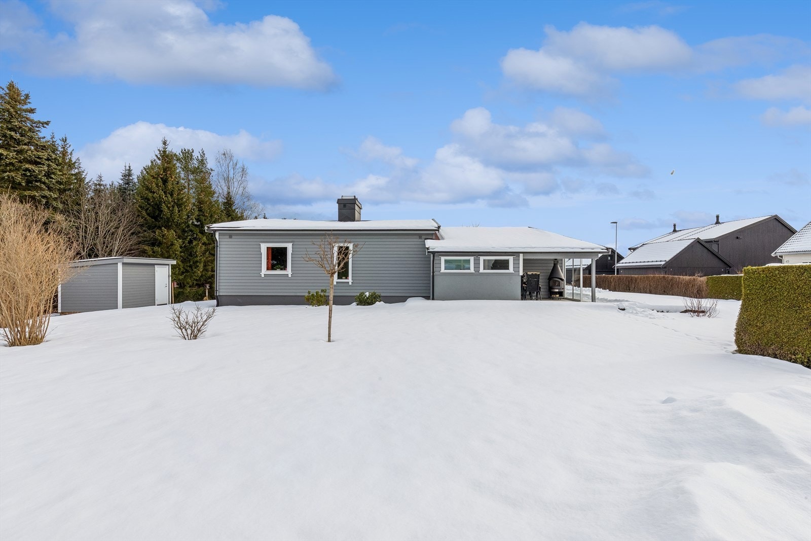 I hagen er det en praktisk, frittstående bod på 9 m², bygget i 2022. Tomten har ett beregnet areal på 2789,3 og dens opprinnelige bruksnavn er Vidsyn. Galleribilde