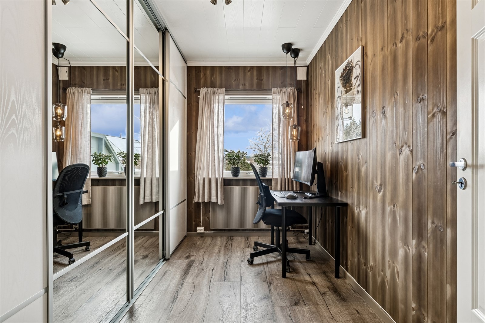 Praktisk rom med plassbygd garderobe, perfekt som hjemmekontor eller gjesterom. Dette er en dyp soveromsgarderobe. Galleribilde