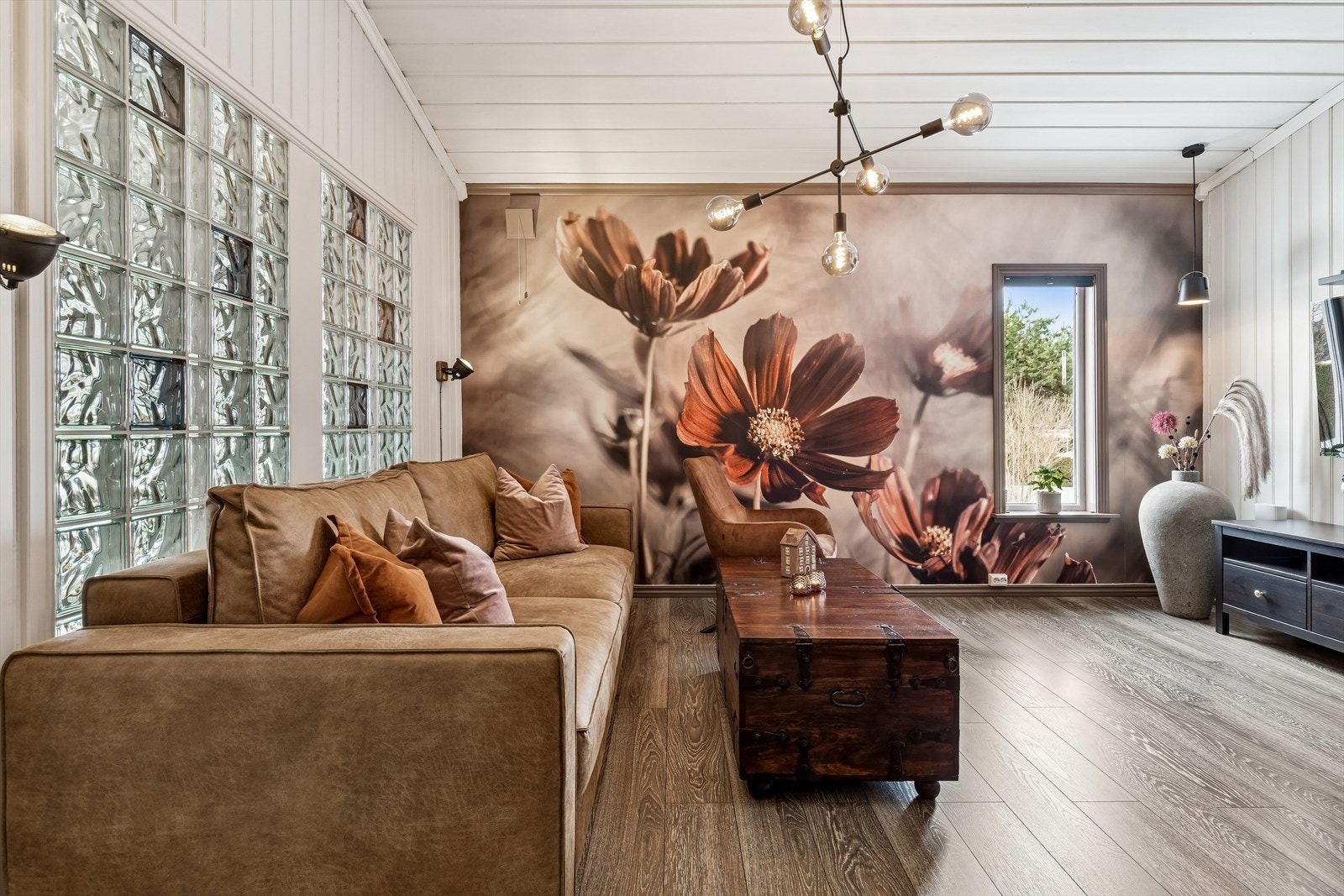 Vegger med glassbyggerstein slipper inn lys samtidig som det skjermer for innsyn. Galleribilde