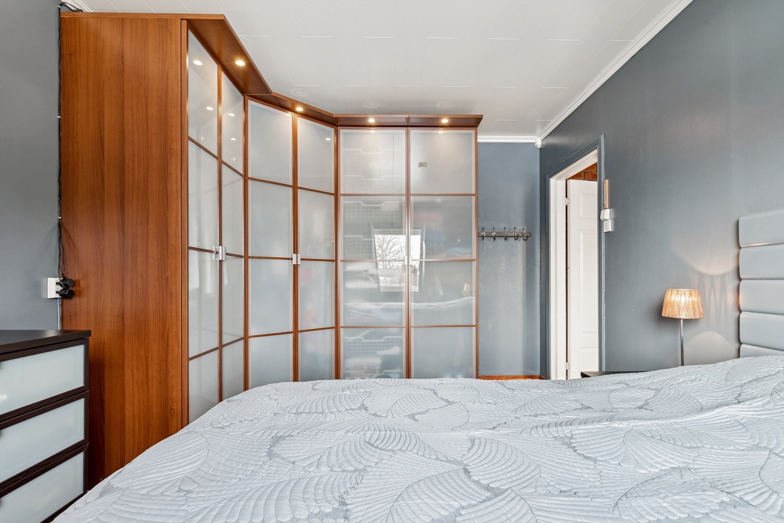 Hovedsoverommet har en god plassutnyttelse med en romslig garderobeløsning. Galleribilde