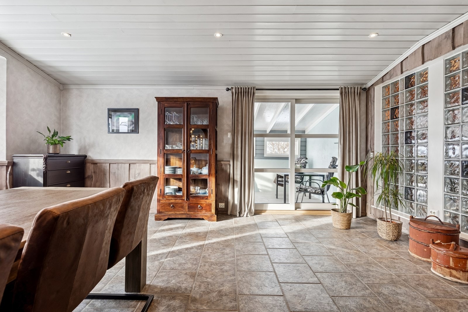 Fra spisestuen er det direkte utgang til den store, syd/vest-vendte terrassen via skyvedør. Galleribilde