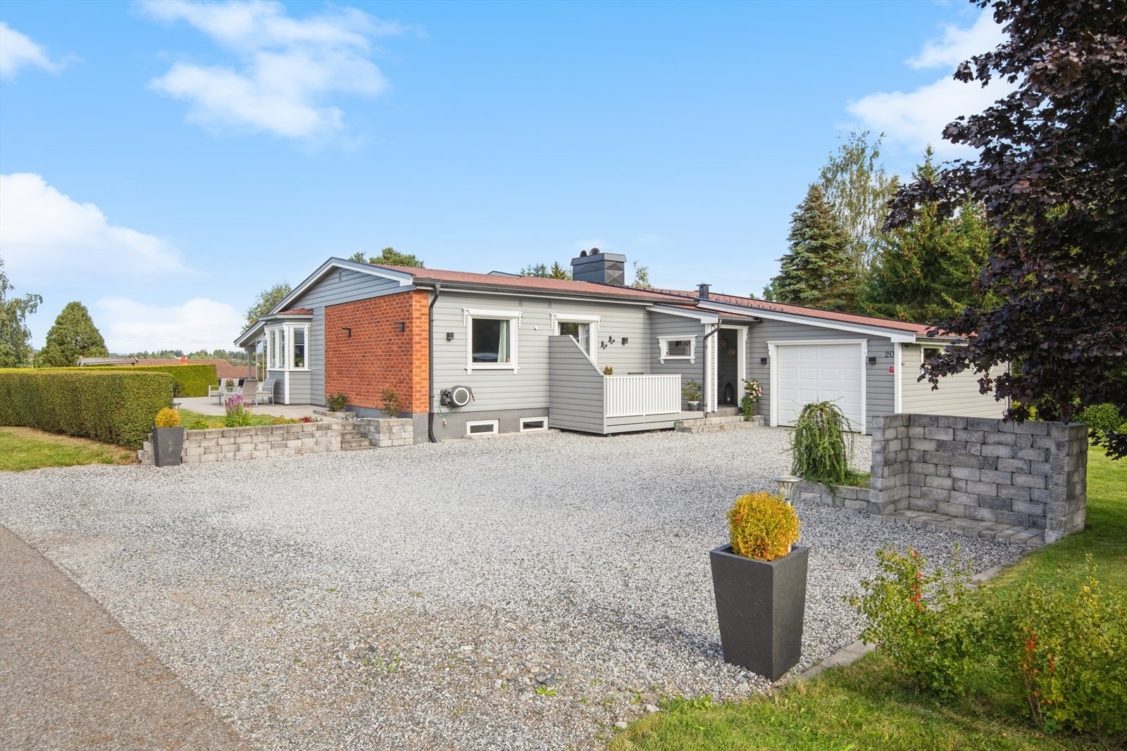 Romslig, gruslagt gårdsplass med god plass til parkering for flere biler. Galleribilde