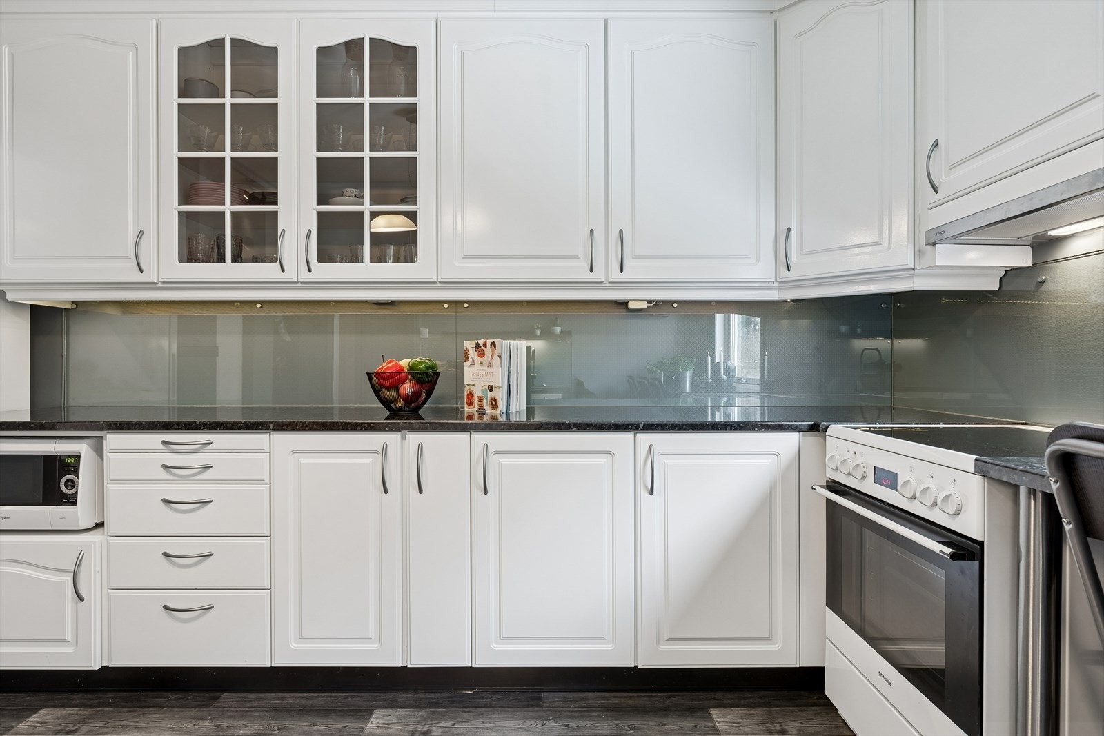 Stilrene glassplater mellom benk og overskap forenkler renholdet. Galleribilde