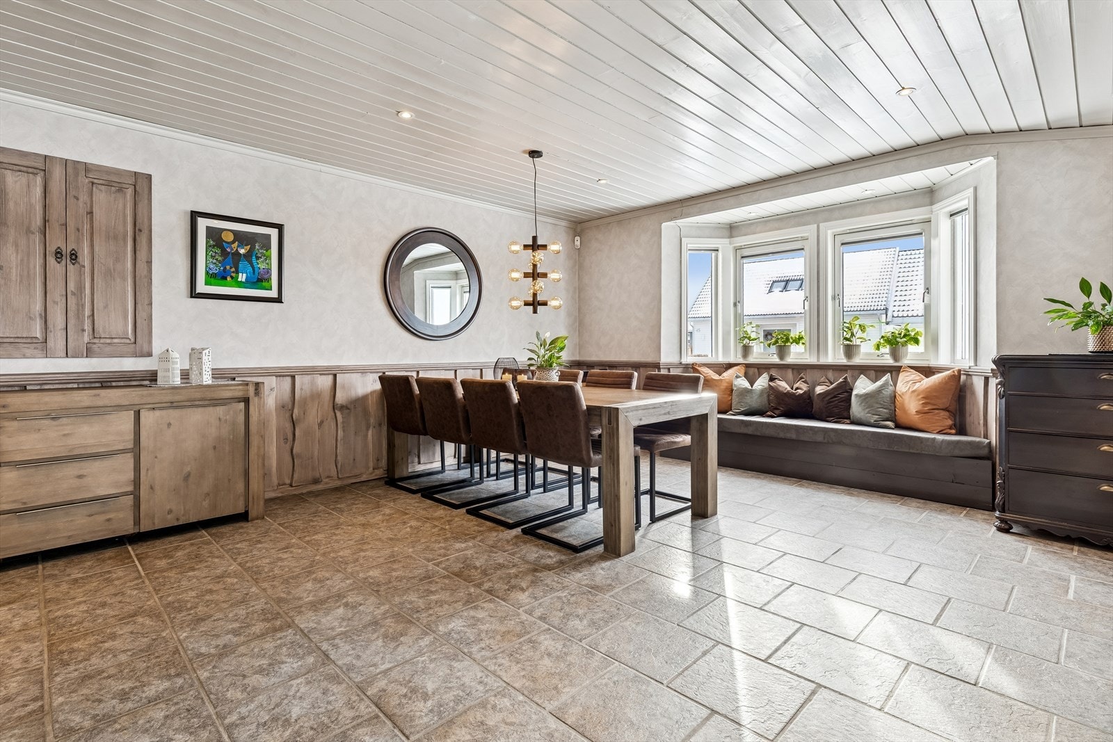 Spisestuen har god plass til et stort spisebord for sosiale sammenkomster. Galleribilde