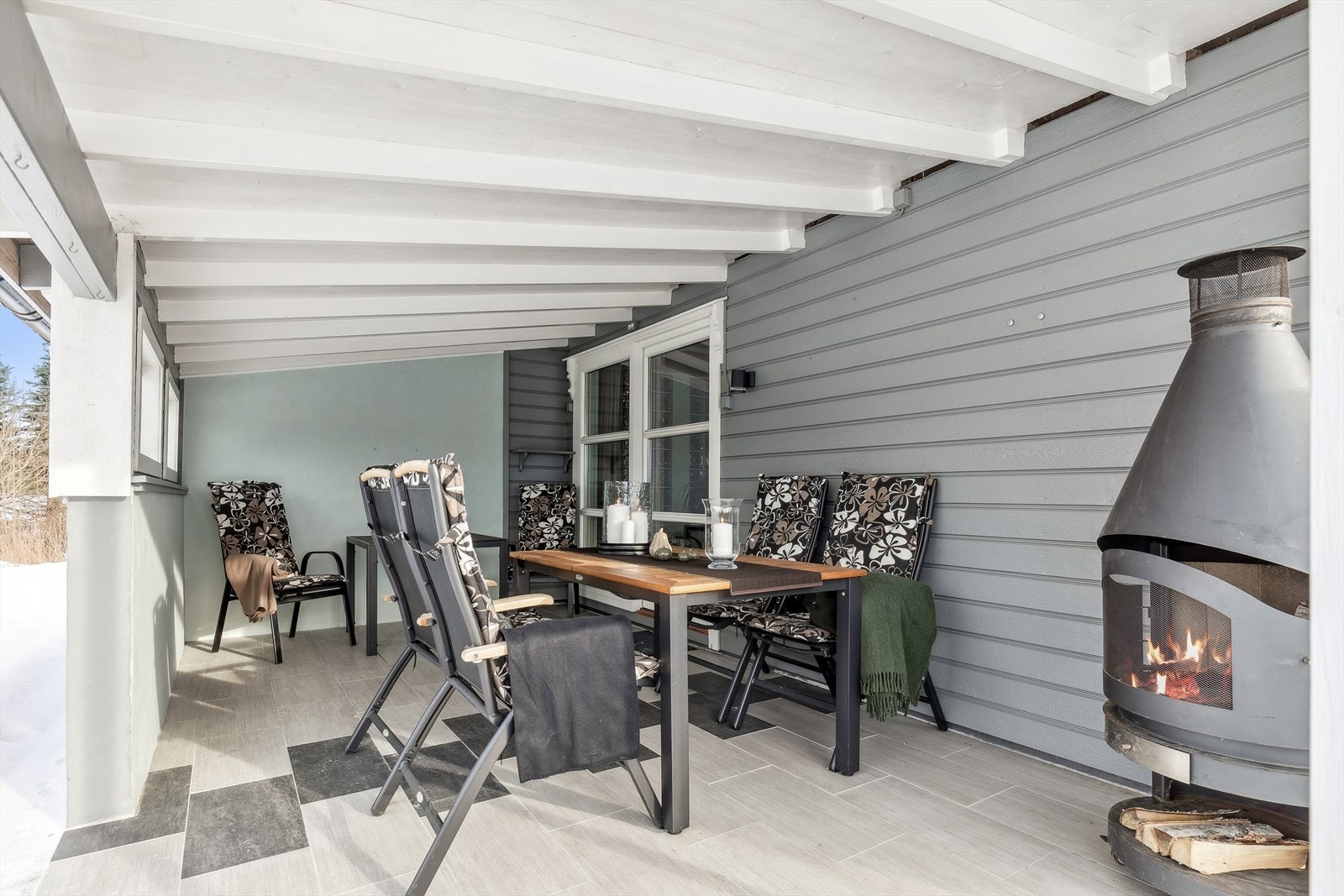 Den store, sydvestvendte terrassen på 53 m² har et overbygd område på 19 m². Galleribilde