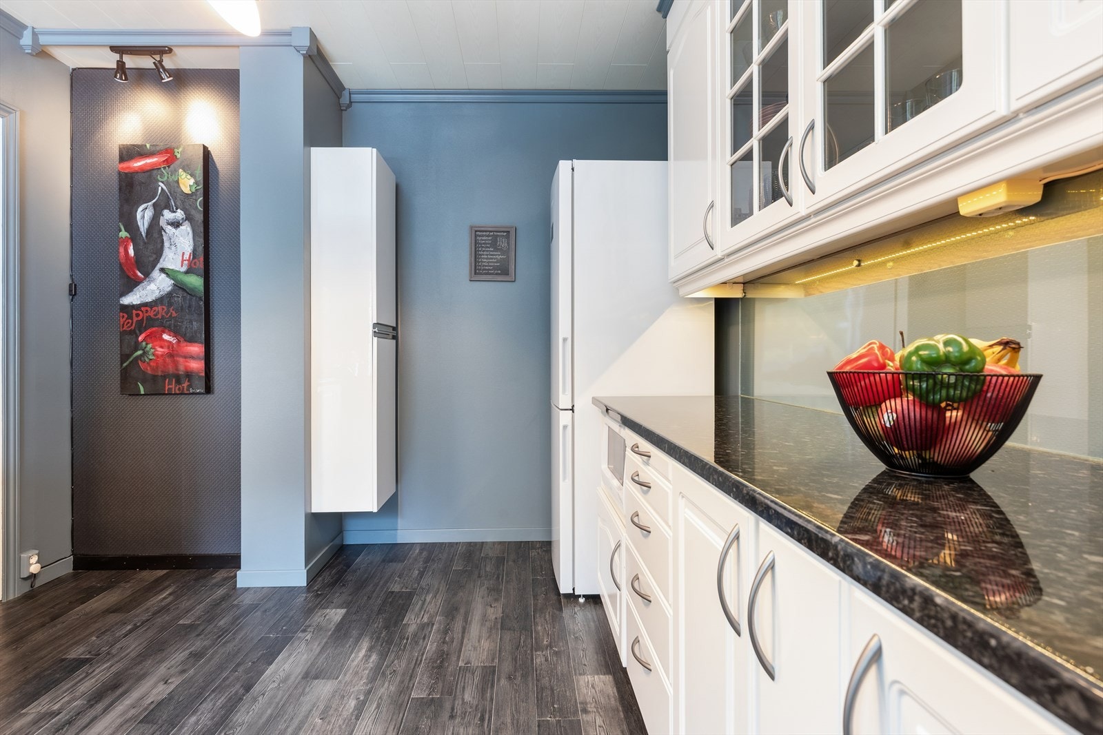 Godt med skapplass, inkludert et høyskap og et benkehjørneskap med karusell. Galleribilde