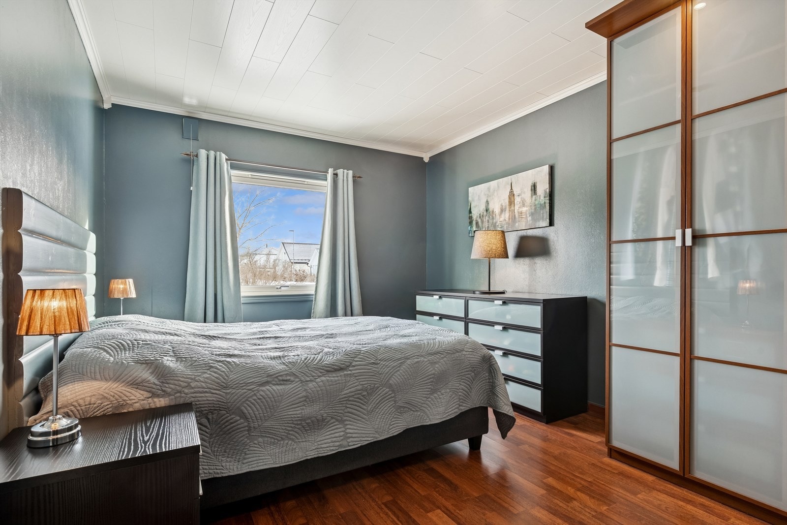 Vinduene i første etasje ble skiftet i perioden 2000-2002 og har 2-lags glass. Galleribilde