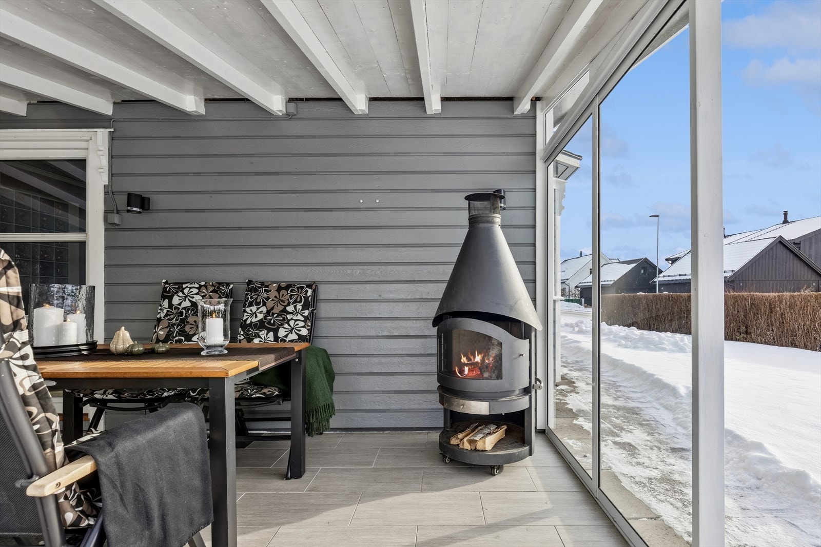 Levegger i glass og treverk skjermer for vind og gir en lun uteplass. Galleribilde