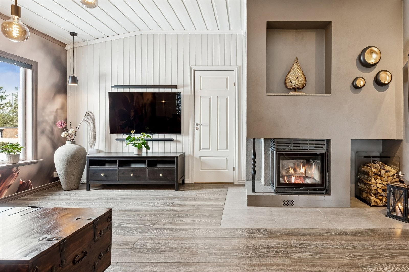 Tidsmessig farge- og materialvalg setter sitt preg på stuen. Galleribilde