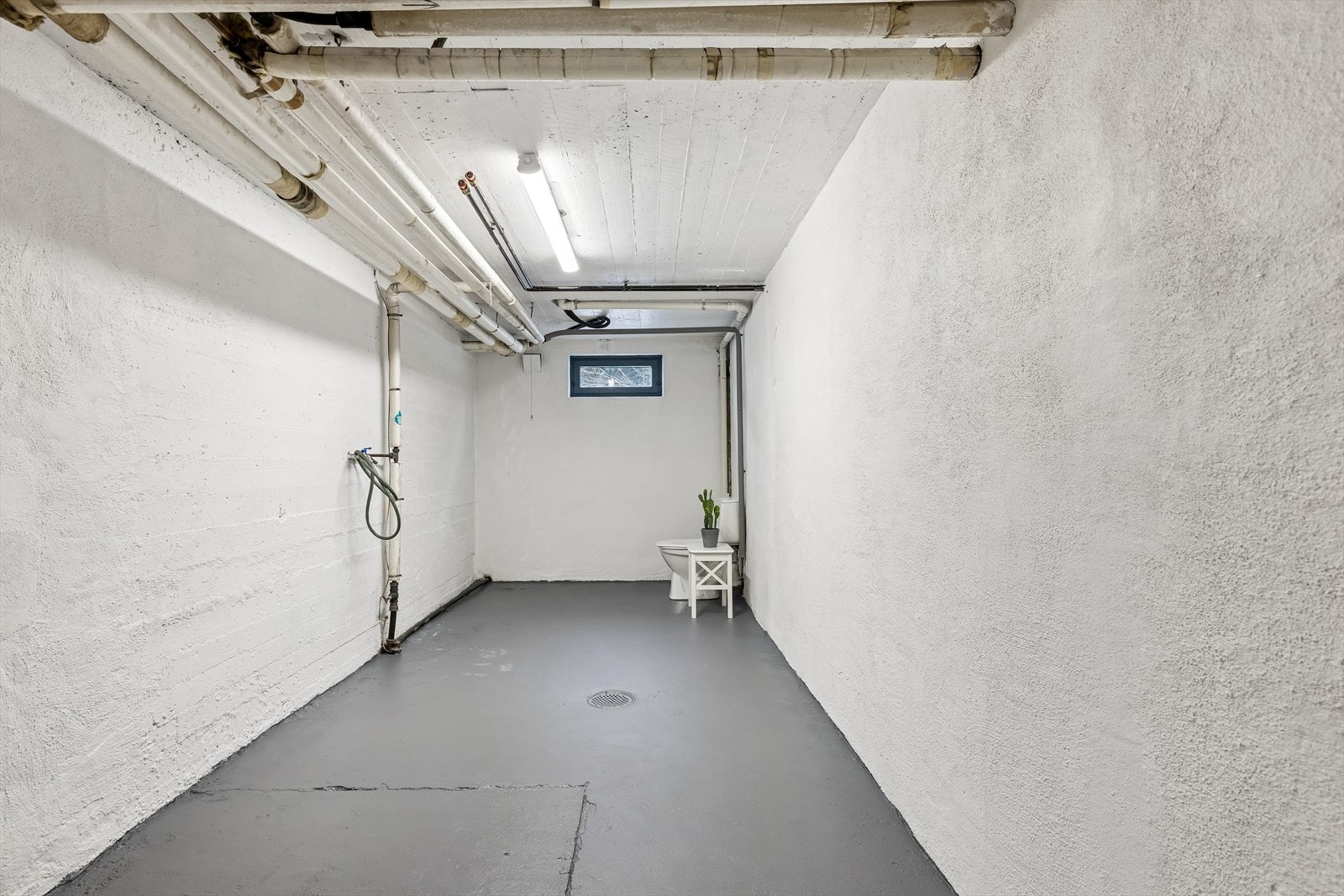 Kjelleren har flere uinnredede rom og boder som gir et stort lagringspotensial. Toalett. Galleribilde