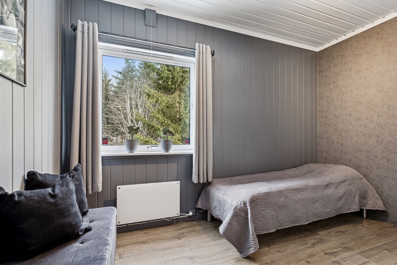 Et av boligens fire soverom, ideelt som barnerom, gjesterom eller kontor. Galleribilde