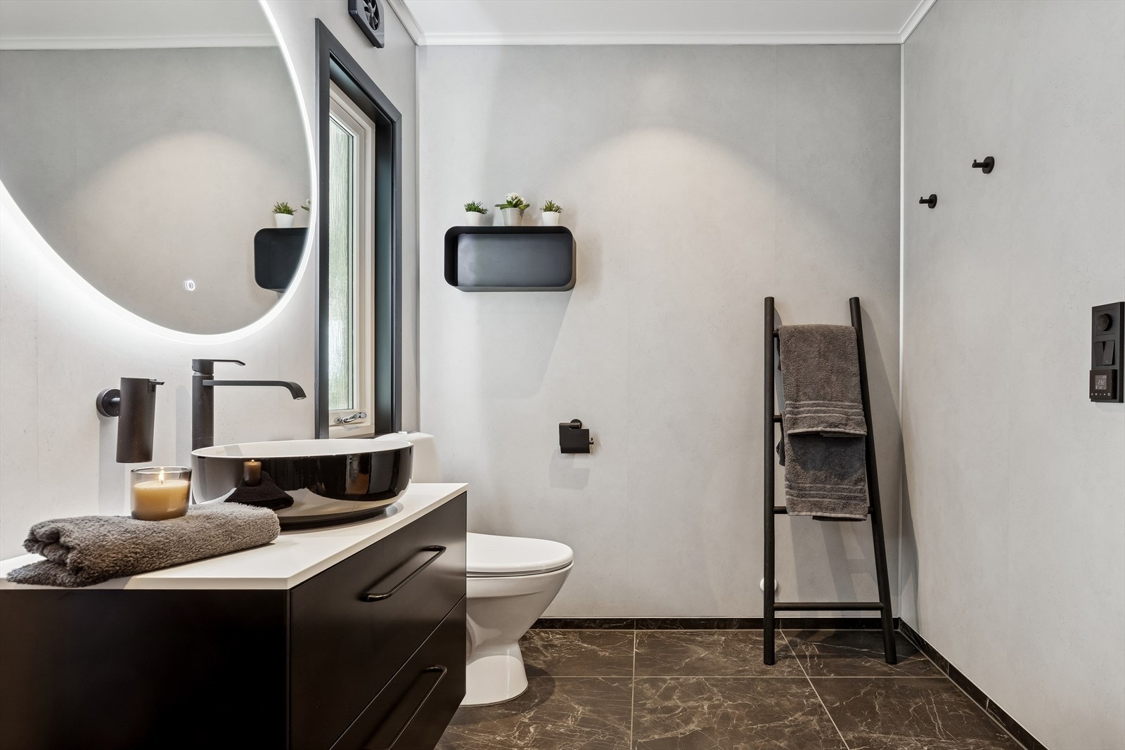 Badet ble renovert i 2023 og har moderne innredning med integrert lys i speilet. Arbeidet er utført av Nes Rørleggerbedrift og Elektriker Bekkevold AS. Galleribilde