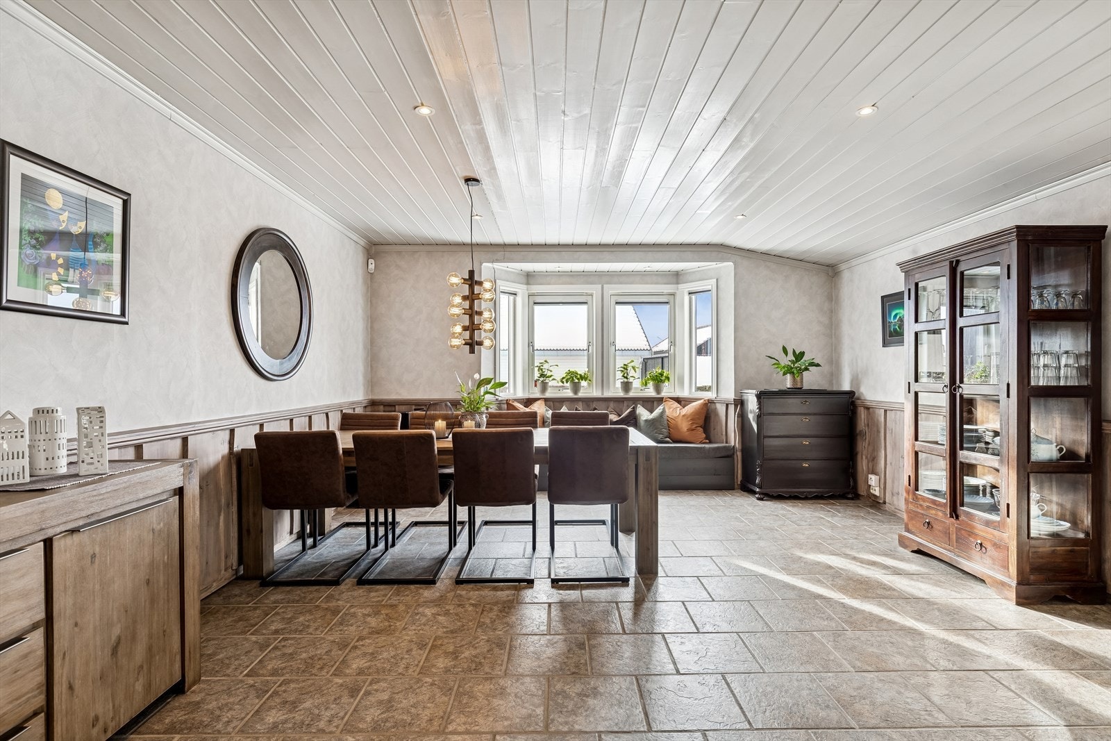 Den sydvendte stuen har flislagt gulv med vannbåren gulvvarme for jevn og behagelig temperatur. Galleribilde