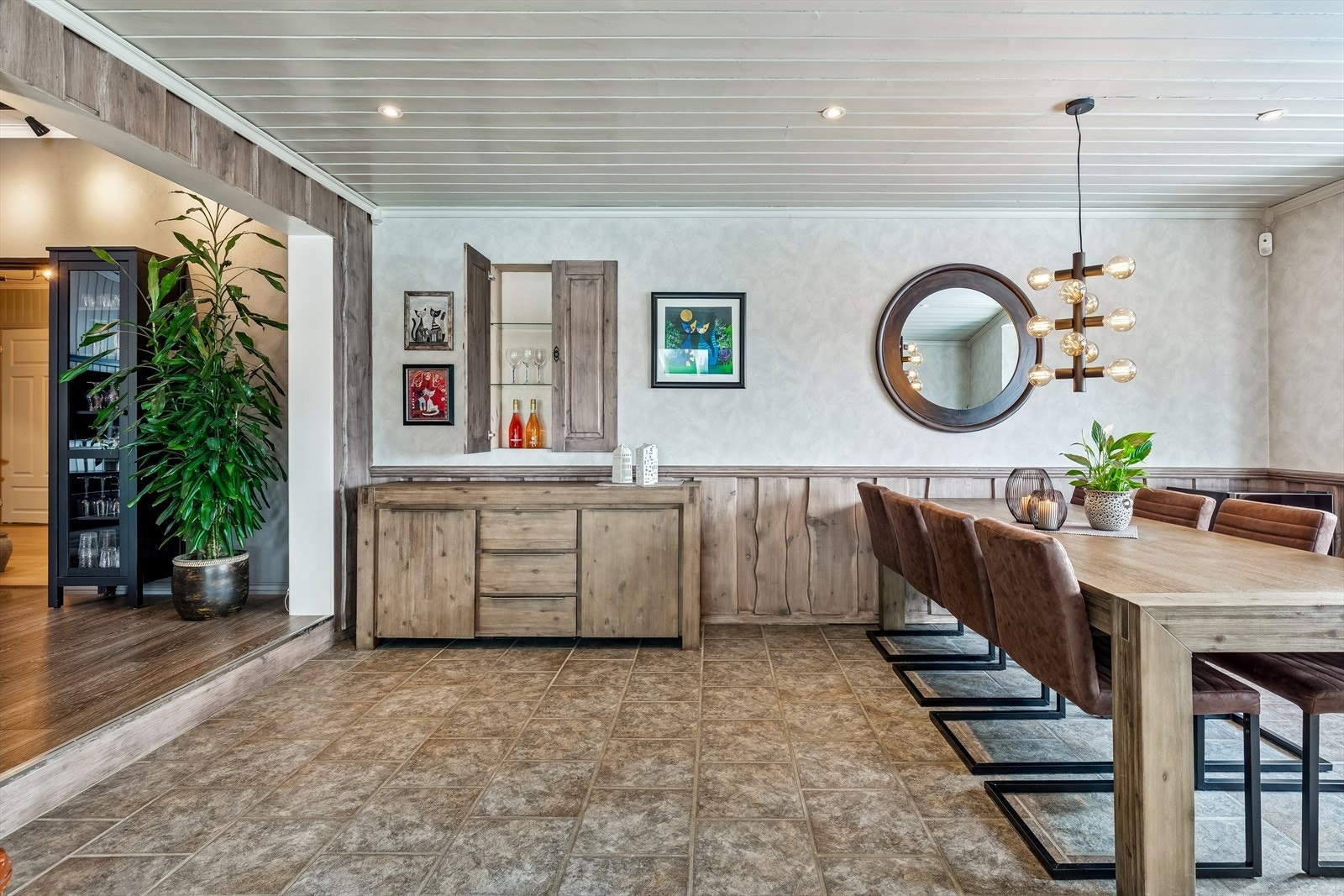 De to stuene ligger i tilknytning til hverandre, noe som gir fleksible møbleringsmuligheter. Legg merke til skapet over seksjonen. En artig detalj! Galleribilde