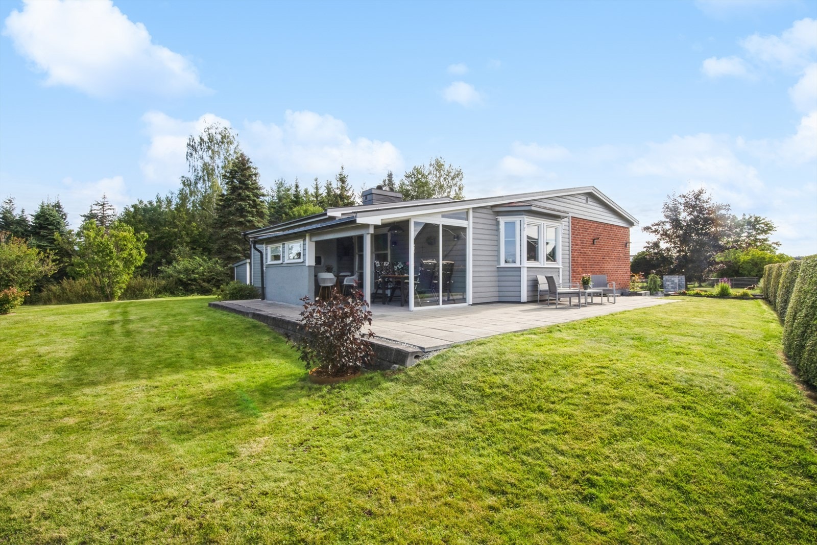 Store plenarealer og en tett hekk danner ramme rundt eiendommen. Her kan du sitte usjenert "midt i Årnes sentrum" Galleribilde