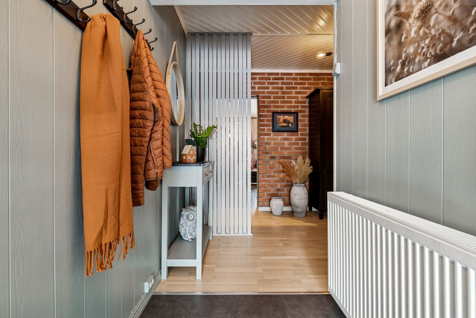 Boligen varmes effektivt opp med vannbåren varme fra en el-kjele til vegghengte radiatorer. Galleribilde