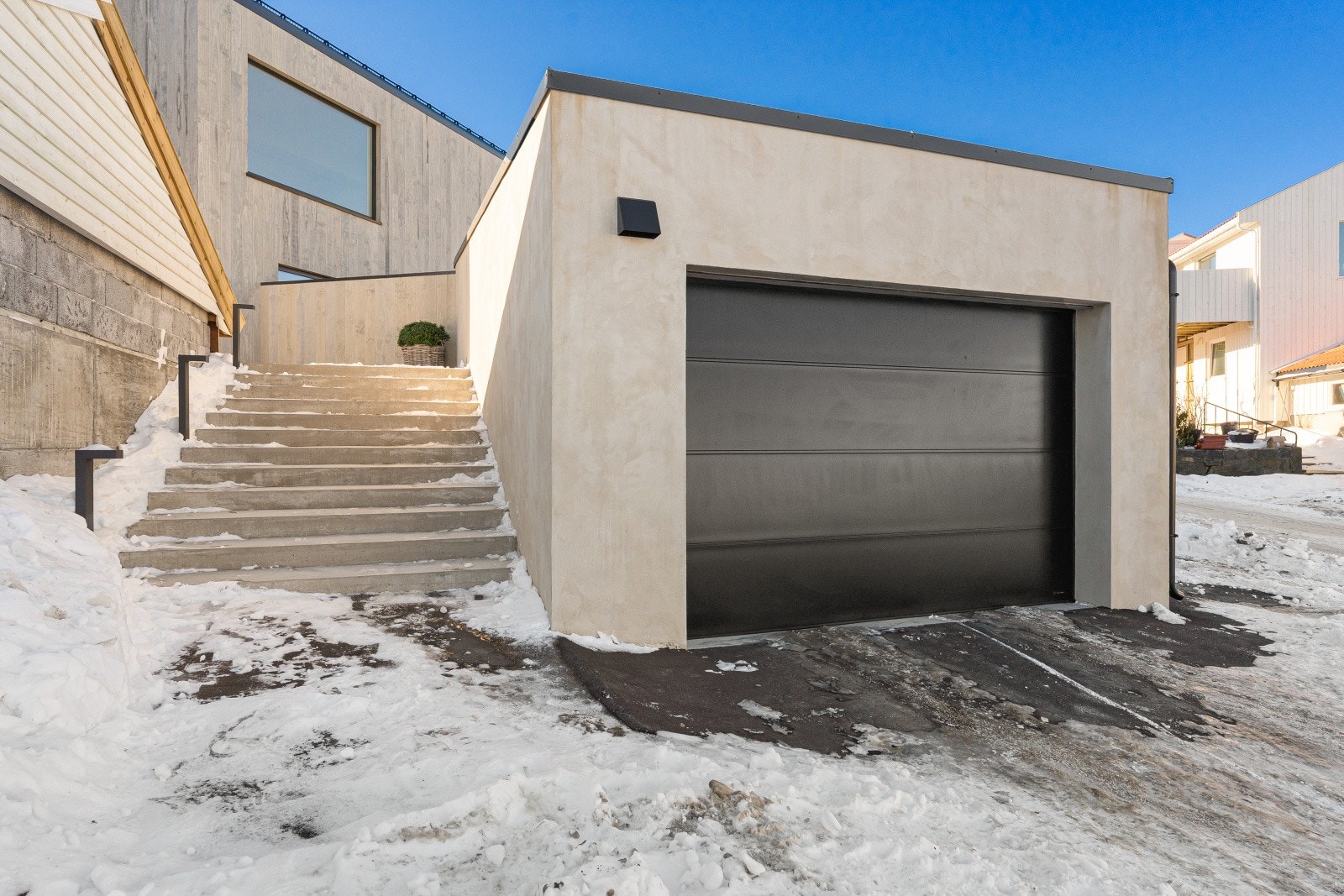 Boligen har tilgang til en ekstra stor parkeringskjeller med bred nedkjørsel på ca. 4,5 meter. Galleribilde