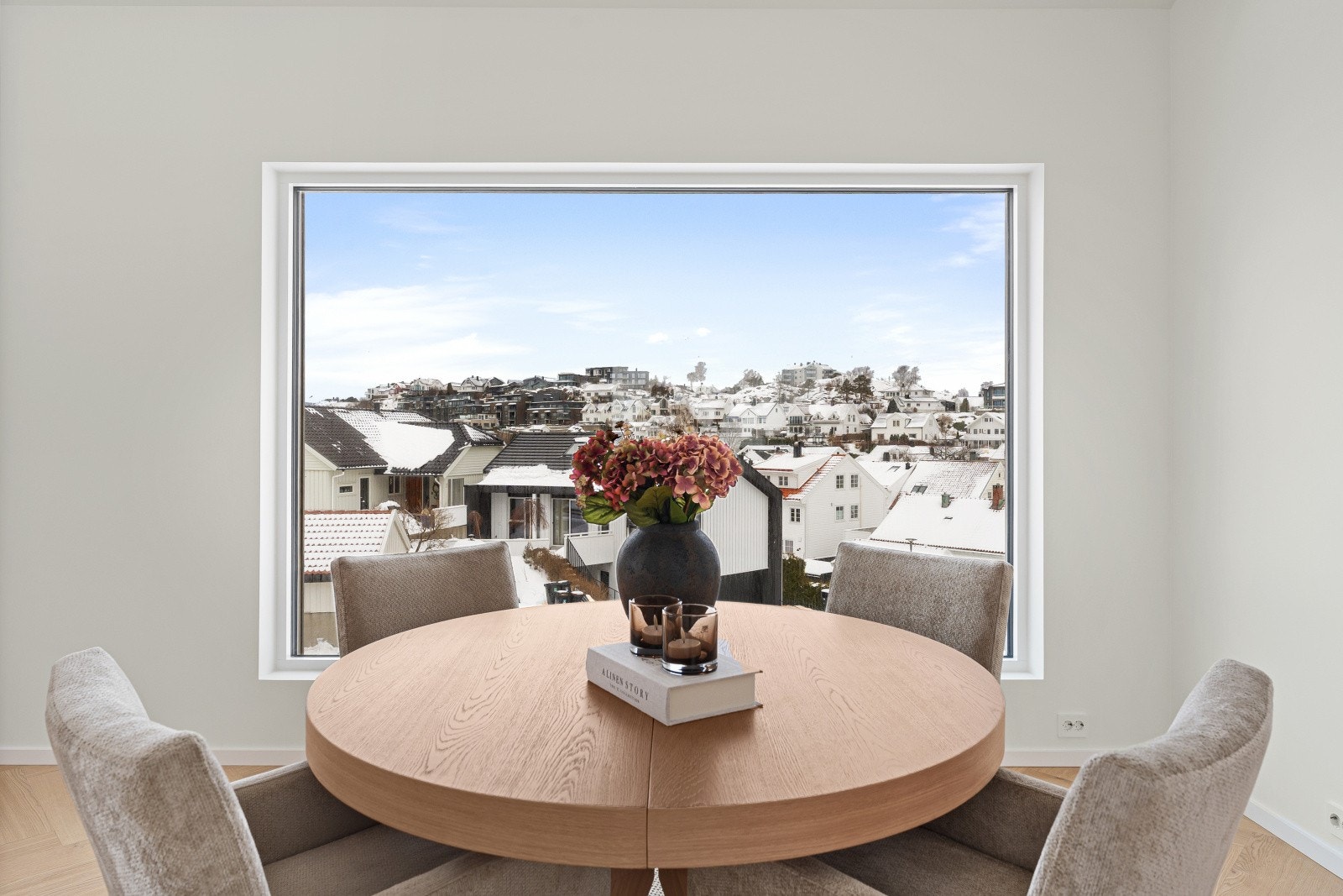 Det er gangavstand til barne- og ungdomsskole, busstopp, matbutikker og
Kristinsand sentrum med alle servicetilbud. Galleribilde