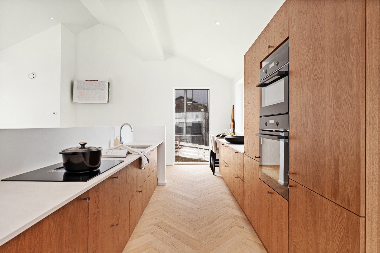 Kjøkkenet er både funksjonelt og estetisk, med gode arbeidsflater og smart oppbevaring. Galleribilde