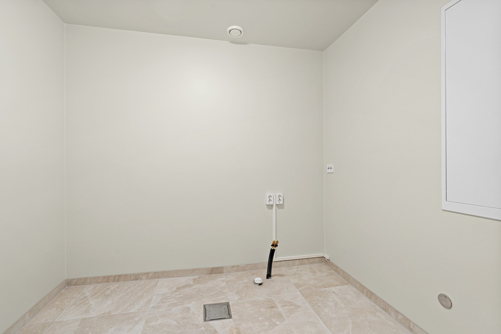 Vaskerommet er romslig og funksjonelt, med god plass til både vask, tørk og oppbevaring. Galleribilde