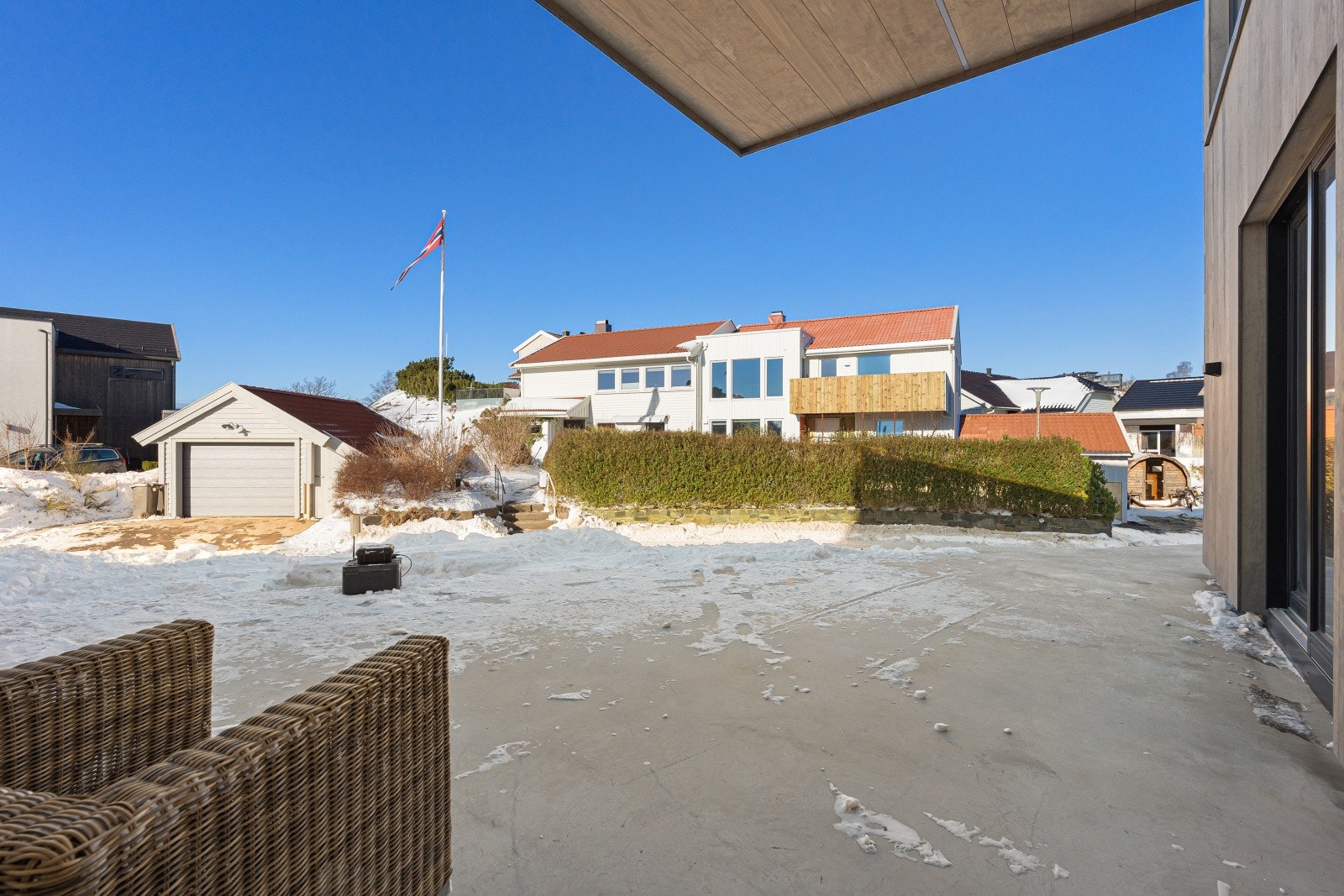 Boligen har et stort og flott uteområde med støpt markterrasse. Her er det god plass til utemøbler, grill, loungedel og sosiale soner. Galleribilde