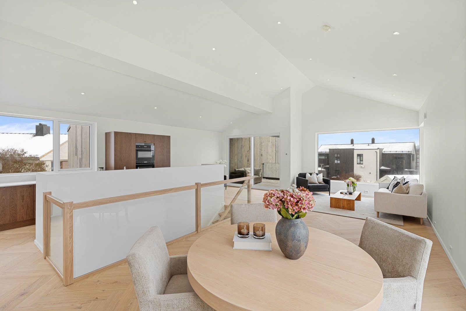 God romfølelse med meget generøs takhøyde! Galleribilde