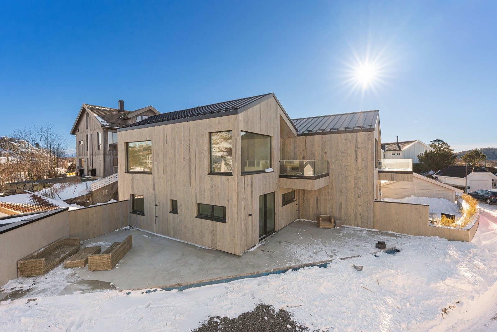 Denne moderne og påkostede vertikaldelte boligen på Galgebergtangen kombinerer en sjelden beliggenhet med gjennomtenkte løsninger. Galleribilde