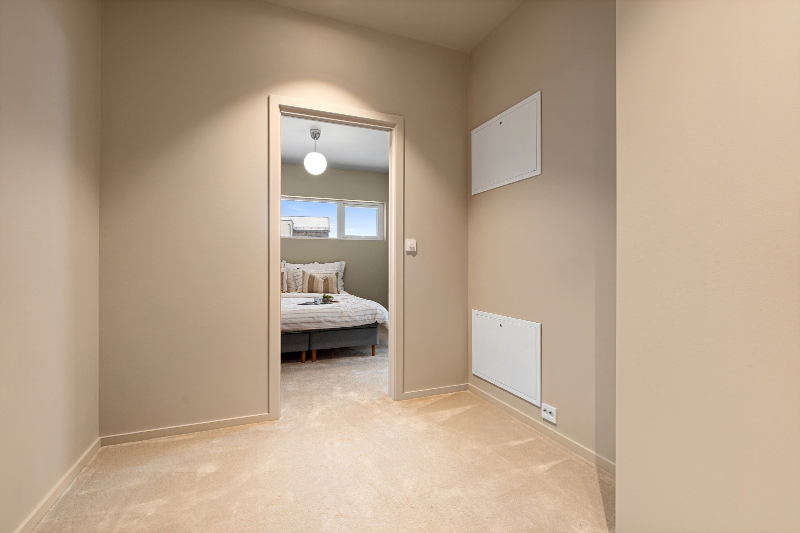 Hovedsoverommet har direkte tilgang til et romslig walk-in-closet. Her får du en praktisk og elegant garderobeløsning. Galleribilde