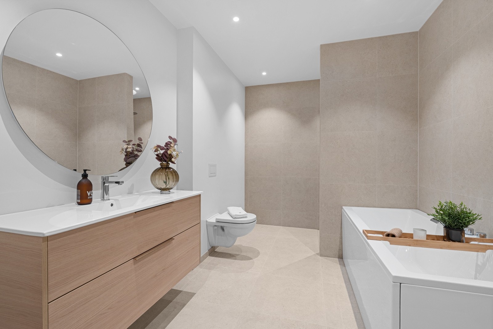 Begge badene holder høy standard, med fliser fra Modena og kvalitetsutstyr fra Olto VVS. Galleribilde