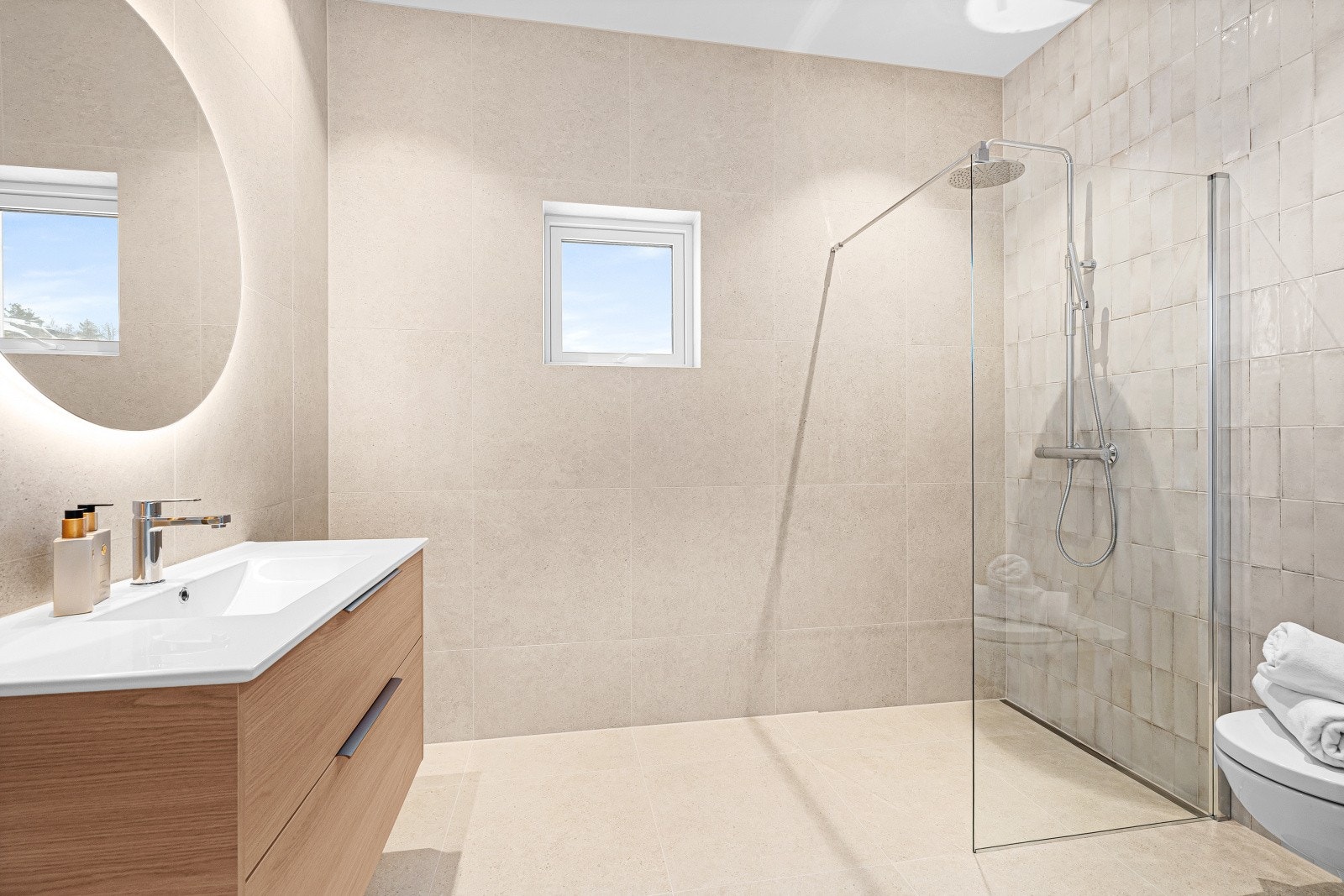 Moderne innredning, rene linjer og gjennomført design gir en spa-følelse i hverdagen. Vannbåren gulvvarme sørger for komfort året rundt. Galleribilde