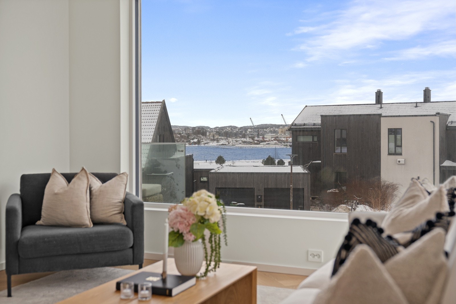 Fra stuen har du direkte utgang til en solrik balkong. Her kan du nyte utsikt, frisk luft og gode solforhold. Galleribilde