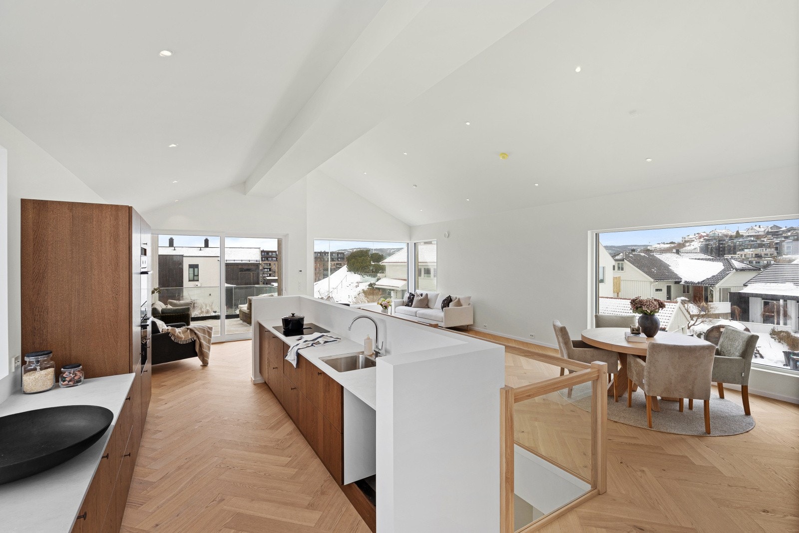 Stuen glir sømløst over i et lekkert Strai-kjøkken i fargen Mocca, med laminert benkeplate og gjennomtenkte løsninger. Galleribilde