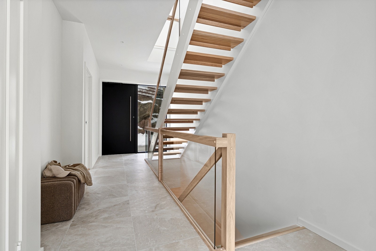 Boligen ønsker deg velkommen med en romslig og innbydende entré. Her er det lagt store fliser i Salt Rock White Gold 60x60. Galleribilde