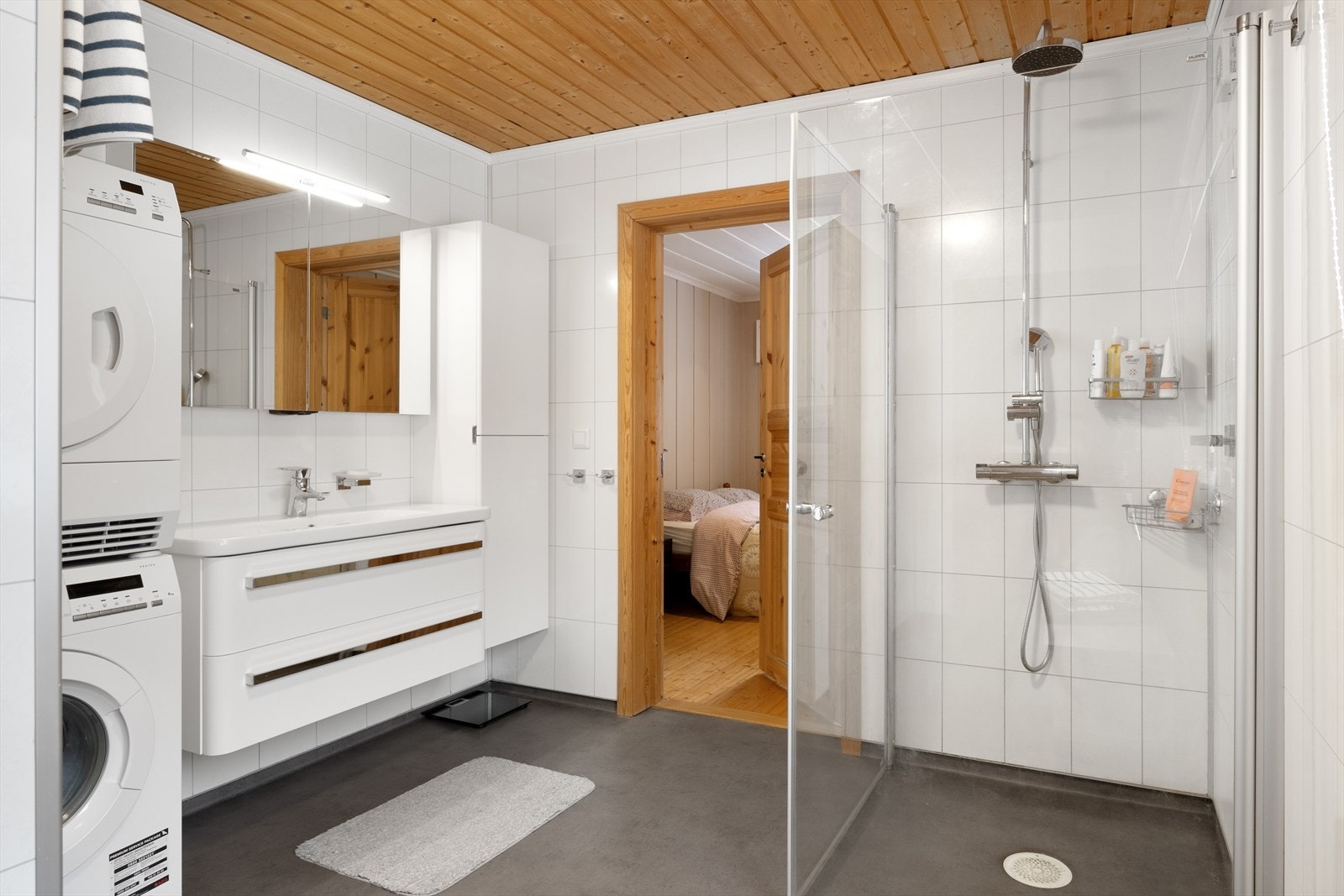 Rommet er praktisk innredet med skuffeinnredning, speilskap og dusjhjørne. Galleribilde