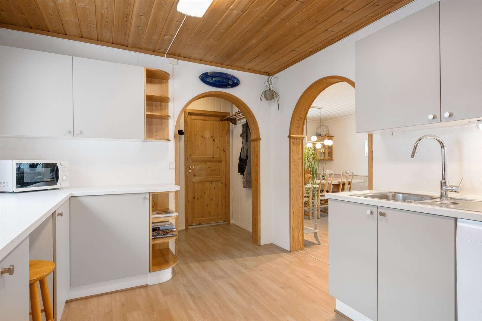 Fra kjøkkenet er det adkomst til spisestue og stuer - boligen har 3 stuer. Galleribilde