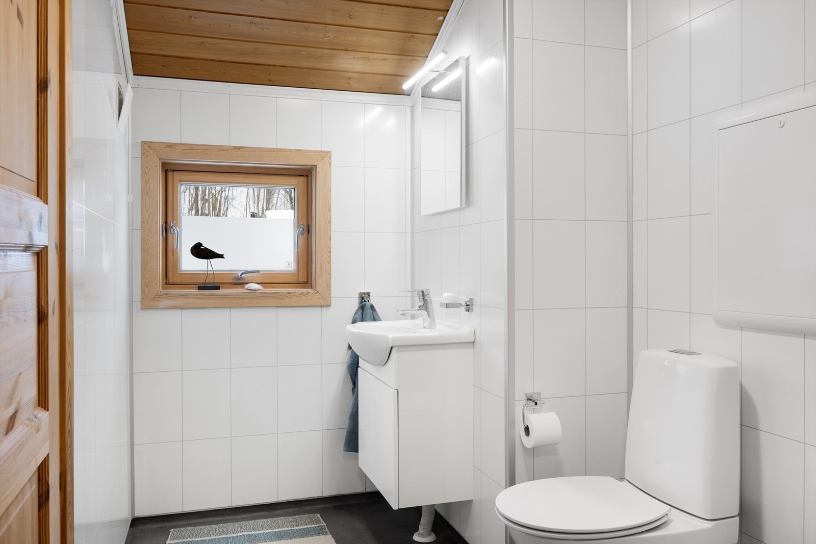 Toalettrommet som har adkomst både fra bad og gang utenfor soverom, har samme standard som badet. Galleribilde