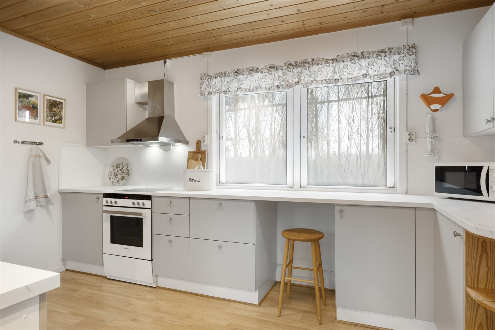 Fra entré/gang kommer man inn i et lyst kjøkken som ble oppgradert i 2024. Galleribilde