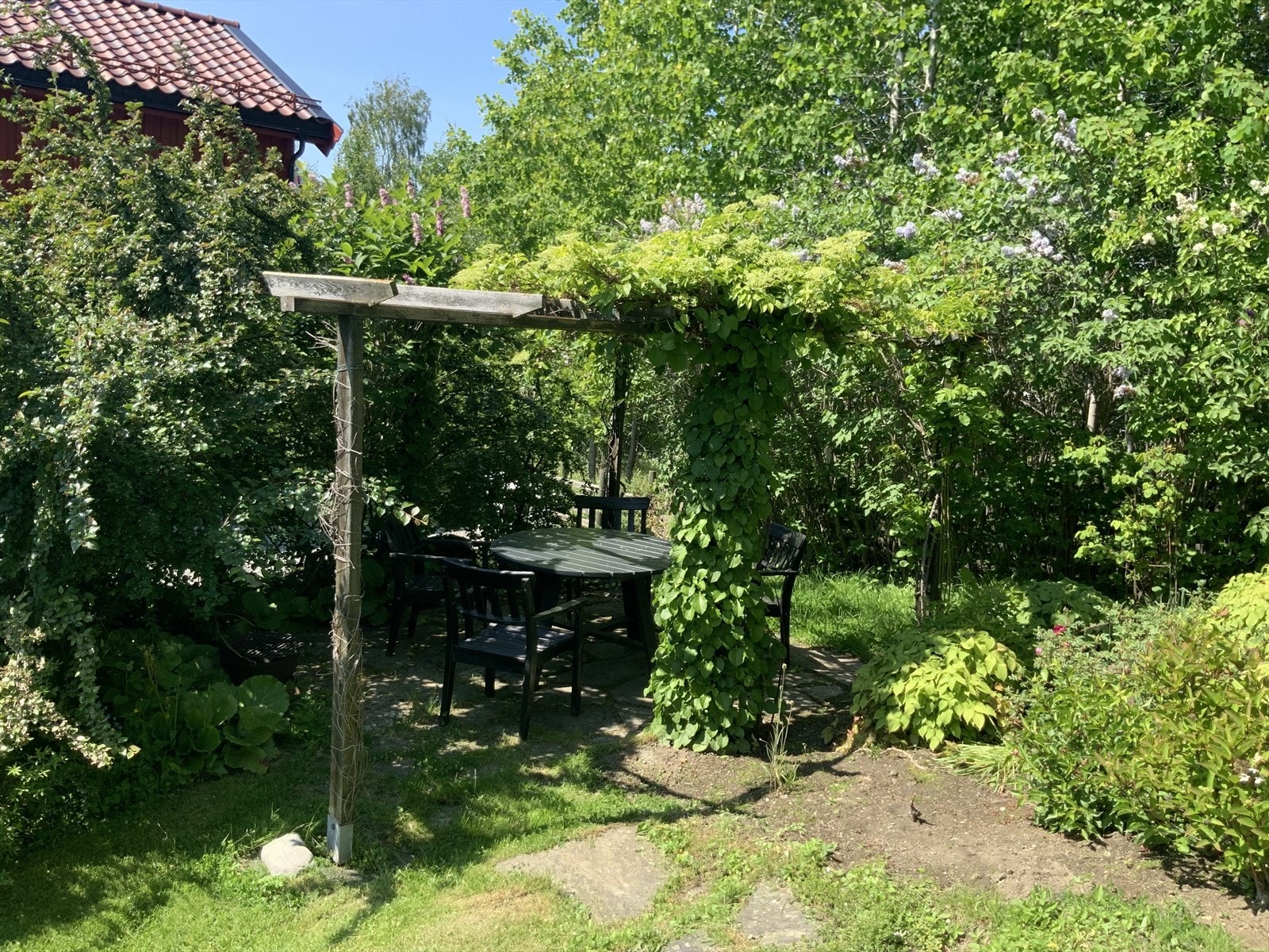 Uteplass like ovenfor huset Galleribilde