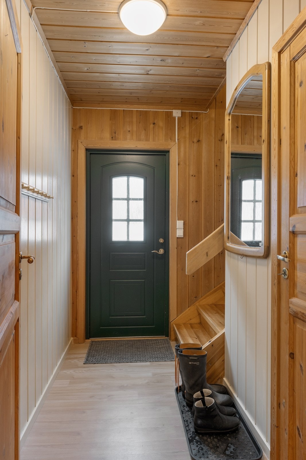 Entré med trapp opp til 2. etasje og trapp ned til kjelleretasjen. Galleribilde