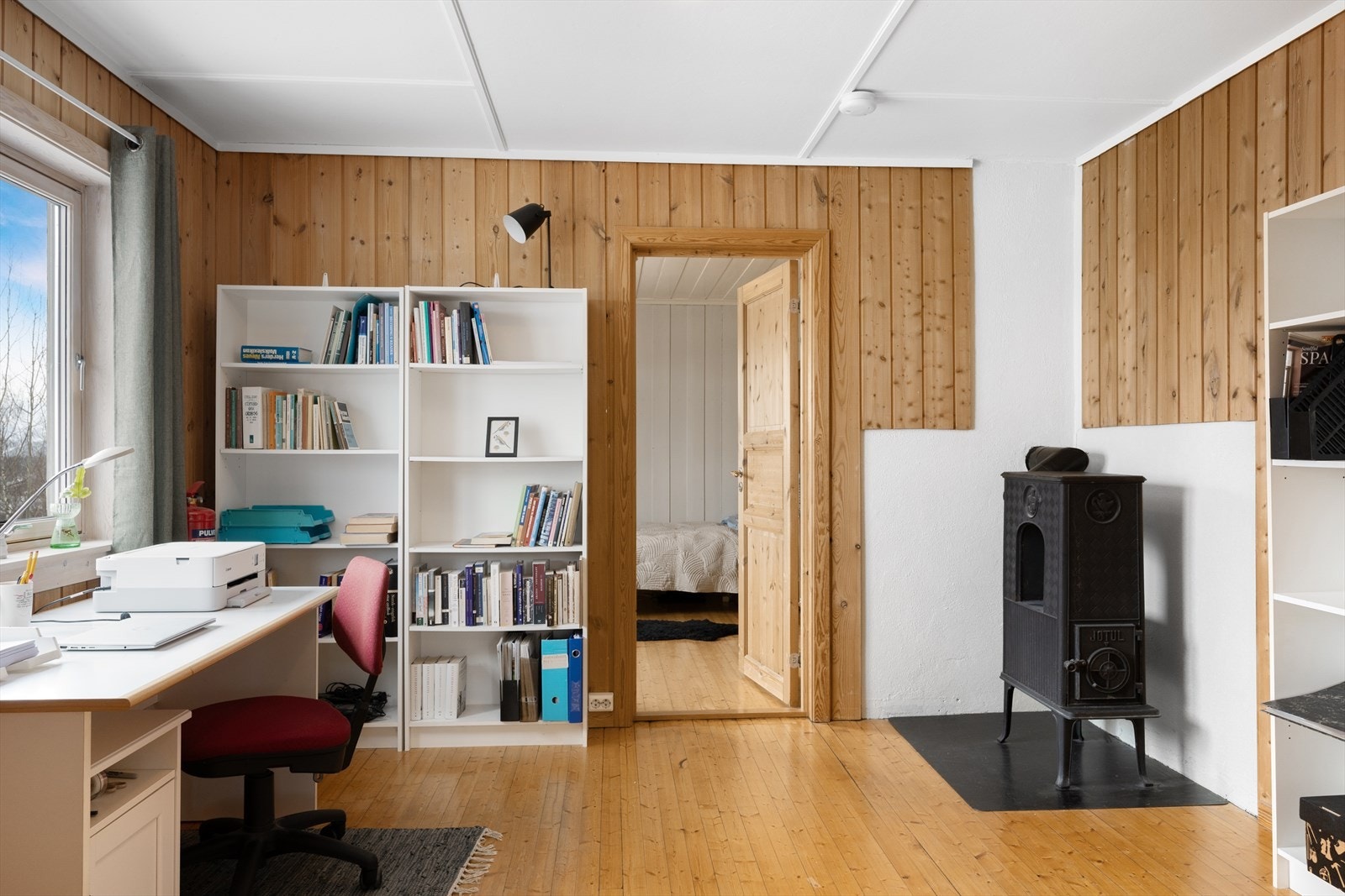 Soverom 4 - rommet fungerer som gjennomgangsrom til to av soverommene. Galleribilde